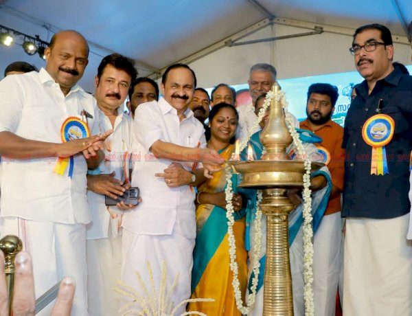 അരൂരിനെ ബ്ലൂ ഇക്കോണമിയുടെ ആസ്ഥാനമാക്കും മാക്കേകടവ് നേരേകടവ് പാലം ഉദ്ഘാടനം ചെയ്ത് മുഖ്യമന്ത്രി
