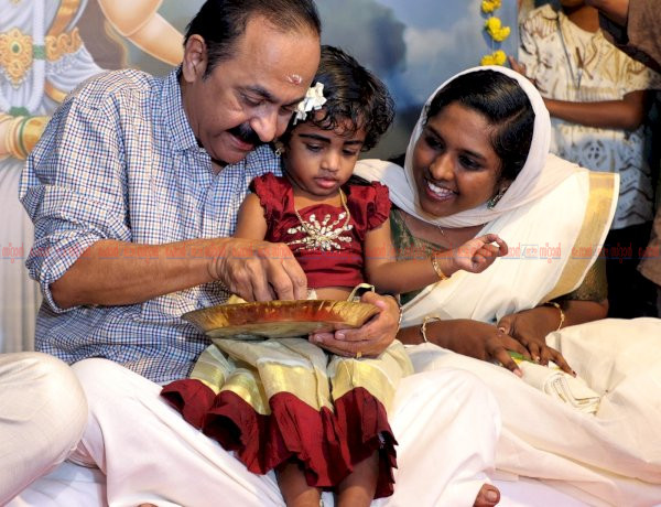 വിജയദശമി ദിനത്തിൽ കുരുന്നുകൾക്ക് ആദ്യാക്ഷരം പകർന്ന് മുഖ്യമന്ത്രി വി.ഡി. സതീശൻ