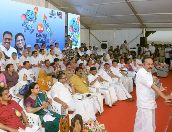 68 ാമത് സംസ്ഥാന സ്കൂൾ കായികമേളയ്ക്ക് കോഴിക്കോട്ട് തുടക്കം മുഖ്യമന്ത്രി ഉദ്ഘാടനം ചെയ്തു