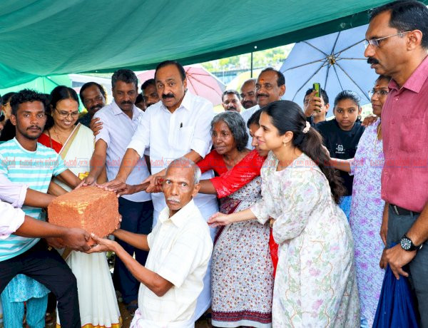 സ്വന്തമായൊരു അടച്ചുറപ്പുള്ള വീട് ഇനി സ്വപ്നമല്ല രണ്ട് കുടുംബങ്ങൾക്ക് പുനർജനിയിലൂടെ തണലൊരുങ്ങുന്നു