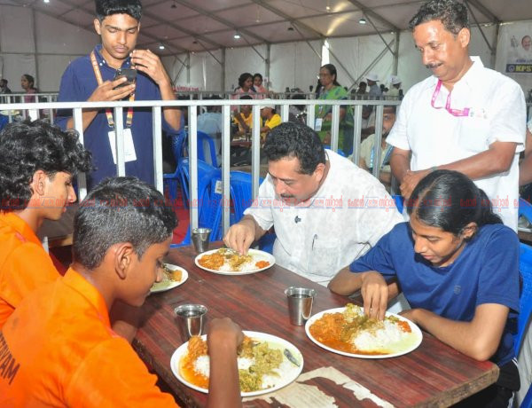 കുട്ടികൾക്കൊപ്പം ഉച്ചഭക്ഷണം കഴിച്ച് വിദ്യാഭ്യാസ മന്ത്രി; കായികമേളയിൽ സൗഹൃദം പങ്കുവെച്ച് താരങ്ങൾ