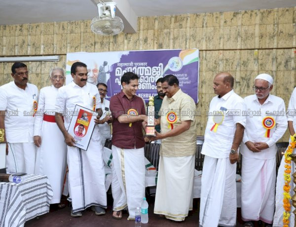 മികച്ച ജനപ്രതിനിധി എ. മഹേന്ദ്രന് മഹാത്മജി പുരസ്കാരം