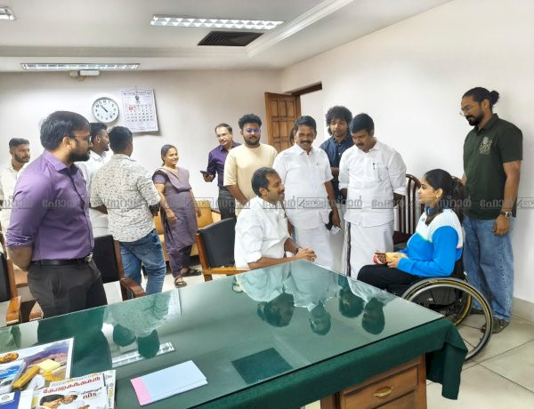 വീൽചെയറിൽ മെഡൽ തിളക്കം ഏഷ്യൻ പാരാഗെയിംസ് വിജയി ആൽഫിയ ജെയിംസിനെ അനുമോദിച്ച് മന്ത്രി അനൂപ് ജേക്കബ്