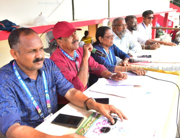 ​സംസ്ഥാന സ്കൂൾ കായികമേള ട്രാക്കിലെ ആവേശം വാനോളമുയർത്തി ആറ് വേറിട്ട ശബ്ദങ്ങൾ
