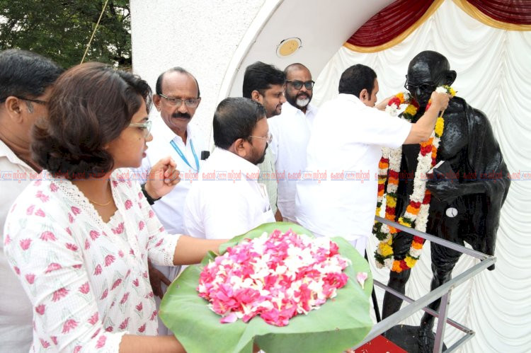 കാൻവാസിൽ ഗാന്ധിസ്മരണയൊരുക്കി ഭിന്നശേഷി കുട്ടികൾ ഗാന്ധി പാർക്കിൽ പ്രൗഢഗംഭീരമായ ദിനാചരണം