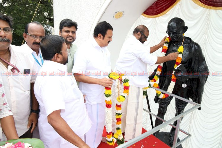കാൻവാസിൽ ഗാന്ധിസ്മരണയൊരുക്കി ഭിന്നശേഷി കുട്ടികൾ ഗാന്ധി പാർക്കിൽ പ്രൗഢഗംഭീരമായ ദിനാചരണം