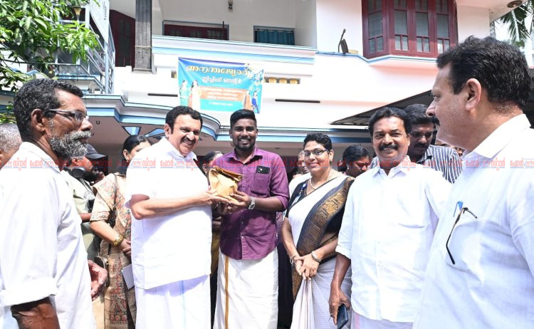 കാൻവാസിൽ ഗാന്ധിസ്മരണയൊരുക്കി ഭിന്നശേഷി കുട്ടികൾ ഗാന്ധി പാർക്കിൽ പ്രൗഢഗംഭീരമായ ദിനാചരണം
