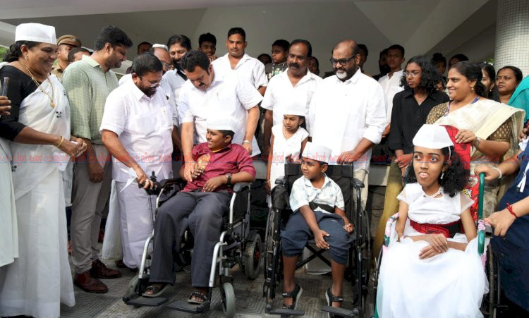 കാൻവാസിൽ ഗാന്ധിസ്മരണയൊരുക്കി ഭിന്നശേഷി കുട്ടികൾ ഗാന്ധി പാർക്കിൽ പ്രൗഢഗംഭീരമായ ദിനാചരണം