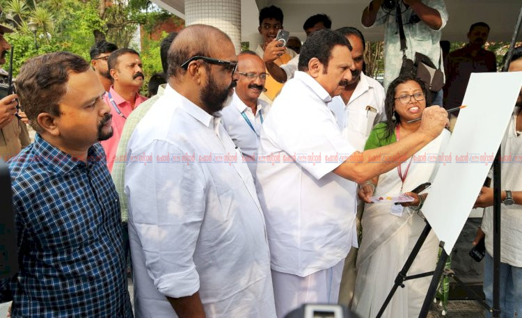 കാൻവാസിൽ ഗാന്ധിസ്മരണയൊരുക്കി ഭിന്നശേഷി കുട്ടികൾ ഗാന്ധി പാർക്കിൽ പ്രൗഢഗംഭീരമായ ദിനാചരണം