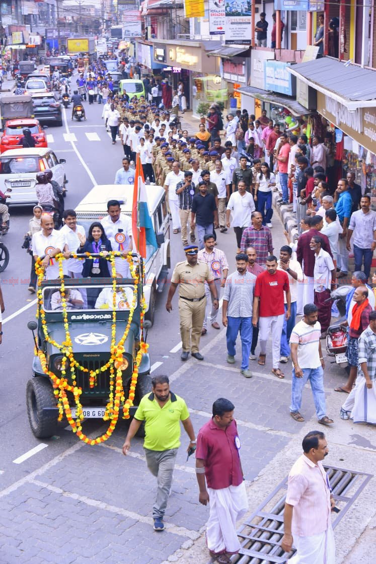 ഏഷ്യൻ ഗെയിംസ് ഇരട്ട തിളക്കത്തിൽ വിദർശ ആവേശത്തോടെ വരവേറ്റ് ജന്മനാട്