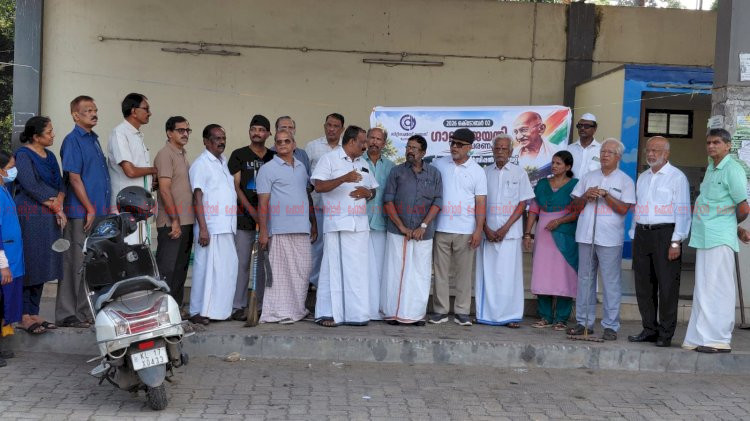 ഗാന്ധിജയന്തിയിൽ ശുചിത്വ സന്ദേശവുമായി സിറ്റിസൺ ഡയസ് മൂവാറ്റുപുഴ ലത സ്റ്റാൻഡ് ശുചീകരിച്ചു