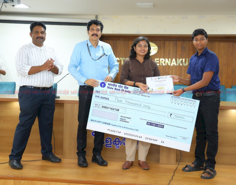 ലഹരിമുക്ത ഭാരതം മത്സരവിജയികൾക്ക് ജില്ലാ കളക്ടർ സമ്മാനങ്ങൾ വിതരണം ചെയ്തു
