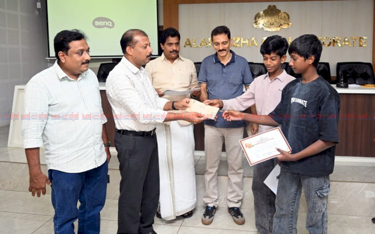 ​ഗാന്ധി ക്വിസ് മത്സരം ചേർത്തല ഹോളി ഫാമിലി എച്ച്.എസ്.എസ് ഒന്നാം സ്ഥാനം