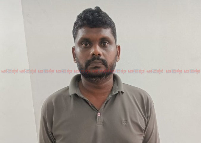 പെരിയാറിൽ നിന്ന് മണൽ കടത്തൽ ലോറിയും ഡ്രൈവറും പോലീസിന്റെ പിടിയിൽ