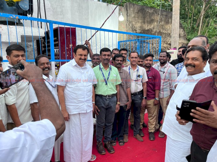 ​വോൾട്ടേജ് ക്ഷാമത്തിന് പരിഹാരം പുതിയ ട്രാൻസ്ഫോമർ സ്വിച്ച് ഓൺ ചെയ്ത് മന്ത്രി കെ. മുരളീധരൻ