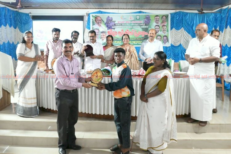 നീലക്കുറിഞ്ഞിയും വരയാടും ഇനി ഇടുക്കിയുടെ ഔദ്യോഗിക സ്പീഷീസുകൾ