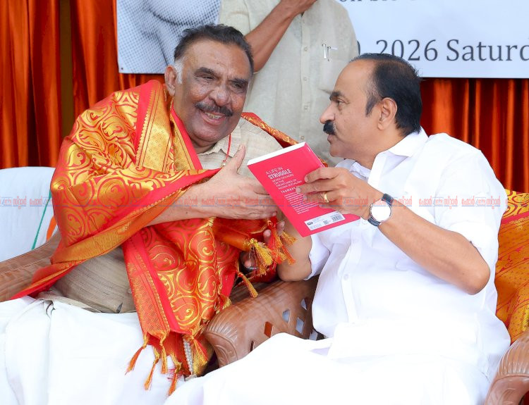 തമ്പാൻ തോമസിന്റെ ആത്മകഥ എ ലൈഫ് ഇൻ സ്ട്രഗിൾ മുഖ്യമന്ത്രി വി. ഡി. സതീശൻ പ്രകാശനം ചെയ്തു