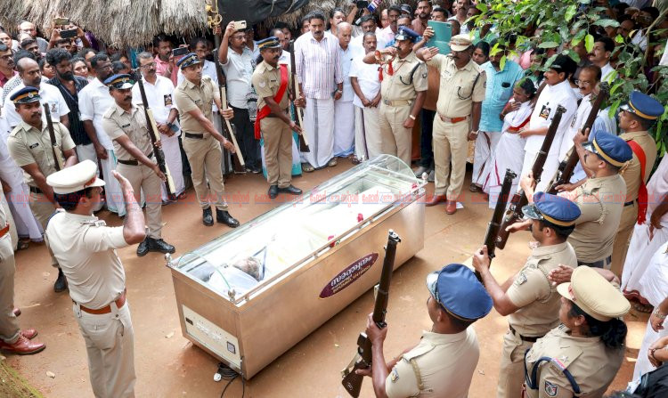 പത്മശ്രീ ചെറുവയല്‍ രാമന് വിട നൽകി നാട് ഔദ്യോഗിക ബഹുമതികളോടെ സംസ്കാരം നടന്നു