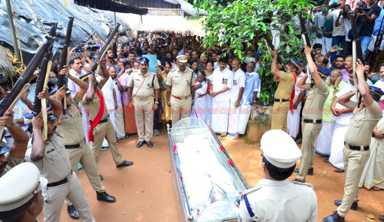പത്മശ്രീ ചെറുവയല്‍ രാമന് വിട നൽകി നാട് ഔദ്യോഗിക ബഹുമതികളോടെ സംസ്കാരം നടന്നു