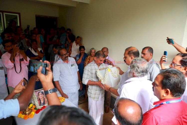 ജപ്പാനില്‍ ട്രെയിനിടിച്ച് മരിച്ച മലയാളി യുവതി ദേവികയുടെ ചിതാഭസ്മം നാട്ടിലെത്തിച്ചു