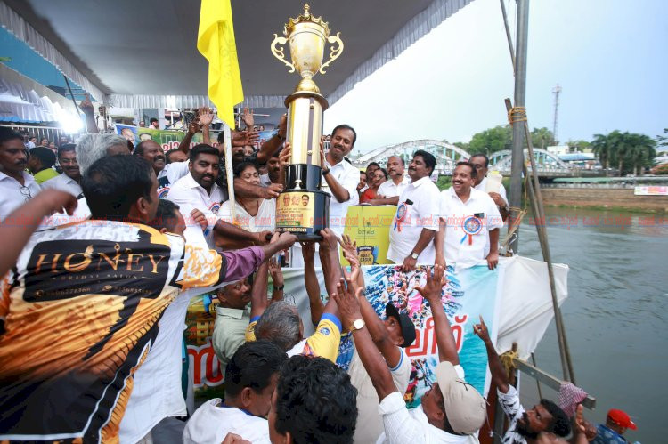 ഇഞ്ചോടിഞ്ച് പോരാട്ടം അവസാന നിമിഷം കിരീടം തൂക്കി മേൽപ്പാടം ചുണ്ടൻ പിറവത്ത് ആവേശക്കടൽ