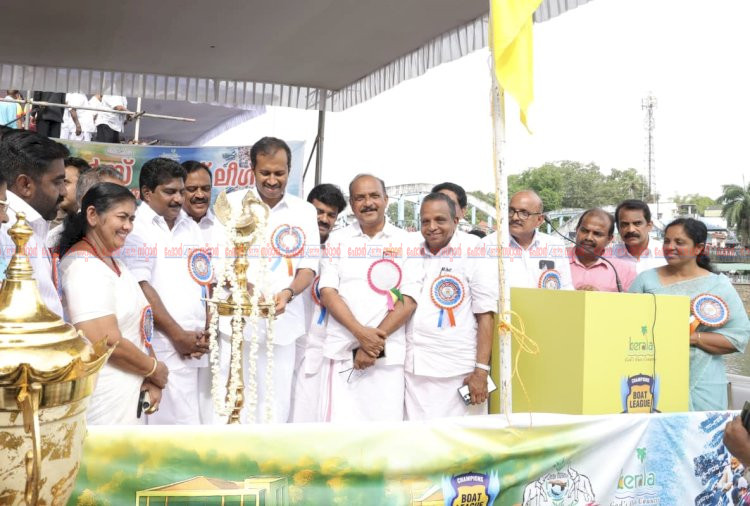 ഇഞ്ചോടിഞ്ച് പോരാട്ടം അവസാന നിമിഷം കിരീടം തൂക്കി മേൽപ്പാടം ചുണ്ടൻ പിറവത്ത് ആവേശക്കടൽ