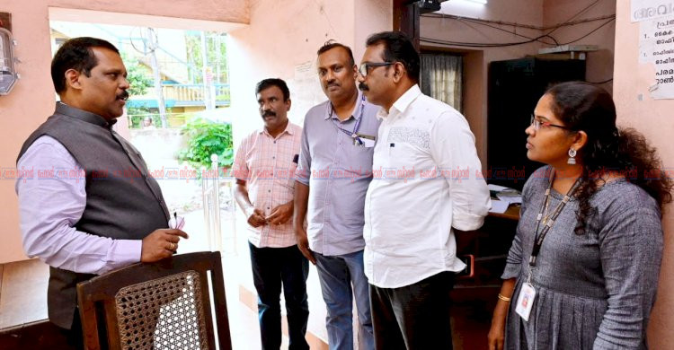 കുമ്പളം വില്ലേജ് ഓഫീസിൽ സന്ദർശനം നടത്തി മുഖ്യ തിരഞ്ഞെടുപ്പ് ഓഫീസർ ഡോ. സജിത്ത് ബാബു