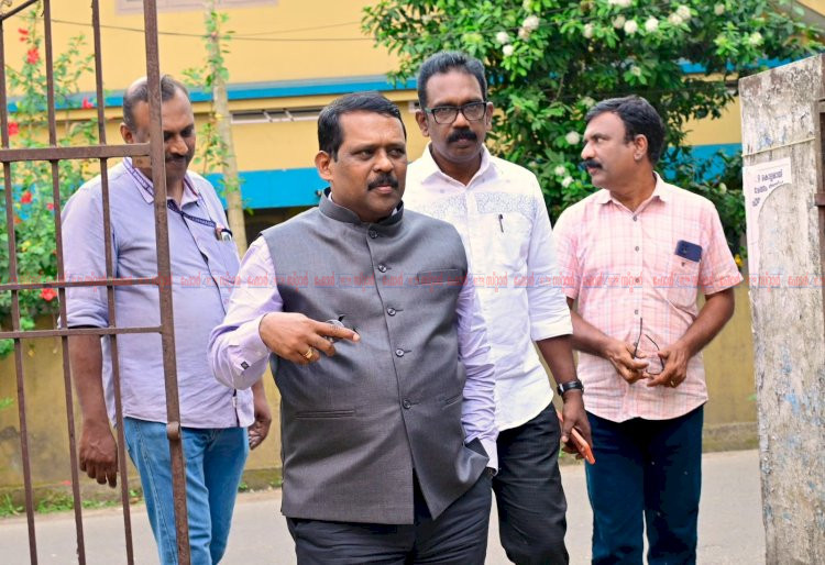 കുമ്പളം വില്ലേജ് ഓഫീസിൽ സന്ദർശനം നടത്തി മുഖ്യ തിരഞ്ഞെടുപ്പ് ഓഫീസർ ഡോ. സജിത്ത് ബാബു