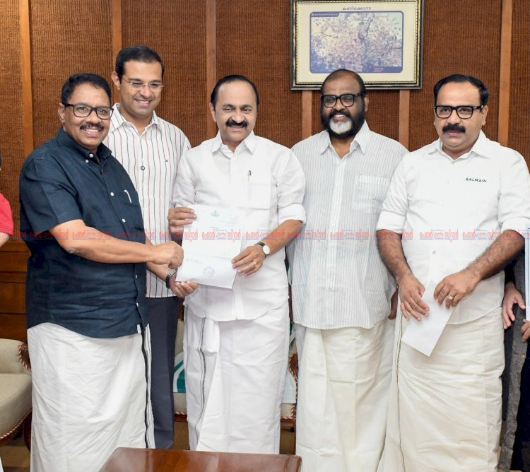 യാത്രാസൗകര്യം വർദ്ധിപ്പിക്കാൻ പുതിയ കെ.എസ്.ആർ.ടി.സി ബസ് ധാരണാപത്രം മുഖ്യമന്ത്രി വി.ഡി. സതീശന്കൈമാറി