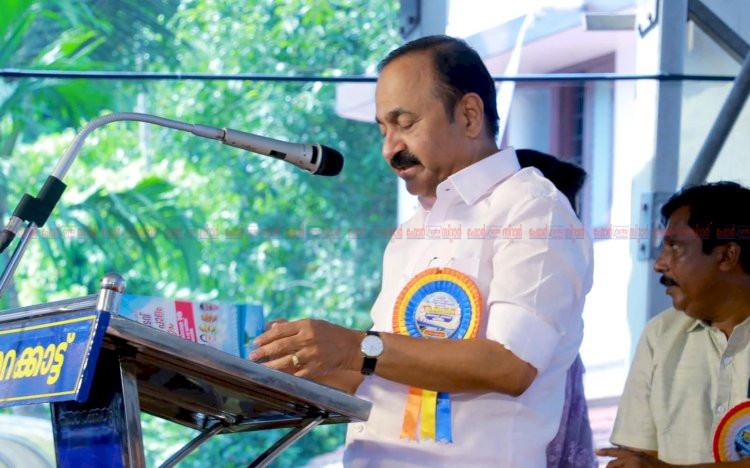അരൂരിനെ ബ്ലൂ ഇക്കോണമിയുടെ ആസ്ഥാനമാക്കും മാക്കേകടവ് നേരേകടവ് പാലം ഉദ്ഘാടനം ചെയ്ത് മുഖ്യമന്ത്രി