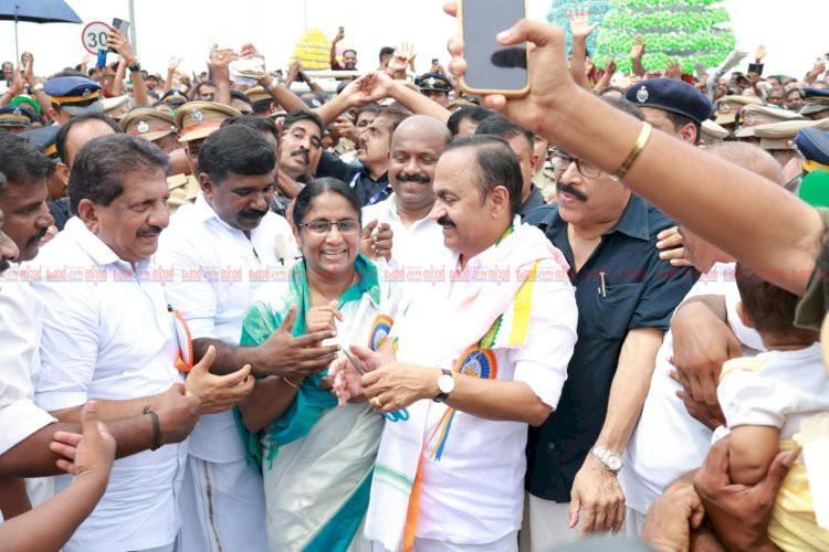 അരൂരിനെ ബ്ലൂ ഇക്കോണമിയുടെ ആസ്ഥാനമാക്കും മാക്കേകടവ് നേരേകടവ് പാലം ഉദ്ഘാടനം ചെയ്ത് മുഖ്യമന്ത്രി