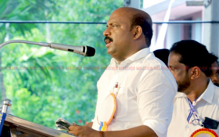 അരൂരിനെ ബ്ലൂ ഇക്കോണമിയുടെ ആസ്ഥാനമാക്കും മാക്കേകടവ് നേരേകടവ് പാലം ഉദ്ഘാടനം ചെയ്ത് മുഖ്യമന്ത്രി
