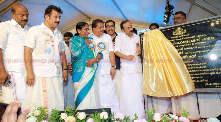 അരൂരിനെ ബ്ലൂ ഇക്കോണമിയുടെ ആസ്ഥാനമാക്കും മാക്കേകടവ് നേരേകടവ് പാലം ഉദ്ഘാടനം ചെയ്ത് മുഖ്യമന്ത്രി
