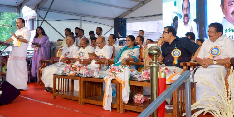 അരൂരിനെ ബ്ലൂ ഇക്കോണമിയുടെ ആസ്ഥാനമാക്കും മാക്കേകടവ് നേരേകടവ് പാലം ഉദ്ഘാടനം ചെയ്ത് മുഖ്യമന്ത്രി