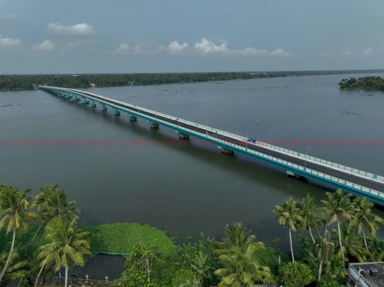 അരൂരിനെ ബ്ലൂ ഇക്കോണമിയുടെ ആസ്ഥാനമാക്കും മാക്കേകടവ് നേരേകടവ് പാലം ഉദ്ഘാടനം ചെയ്ത് മുഖ്യമന്ത്രി