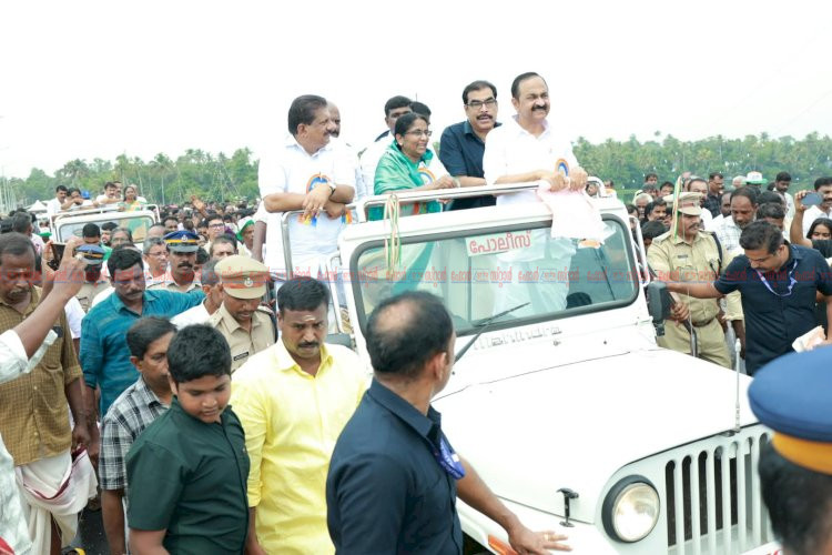 അരൂരിനെ ബ്ലൂ ഇക്കോണമിയുടെ ആസ്ഥാനമാക്കും മാക്കേകടവ് നേരേകടവ് പാലം ഉദ്ഘാടനം ചെയ്ത് മുഖ്യമന്ത്രി