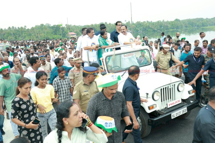 അരൂരിനെ ബ്ലൂ ഇക്കോണമിയുടെ ആസ്ഥാനമാക്കും മാക്കേകടവ് നേരേകടവ് പാലം ഉദ്ഘാടനം ചെയ്ത് മുഖ്യമന്ത്രി