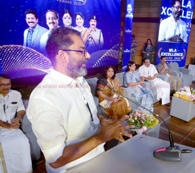 സ്വന്തം വേരുകൾ മറക്കാതെ മുന്നേറണം എം.എൽ.എ എക്‌സലൻസ് അവാർഡ് വിതരണം ചെയ്ത് ദീപാ ദാസ്മുൻഷി