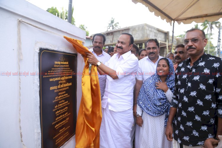പറവൂർ ചിറ്റാറ്റുകരയിൽ മുഖ്യമന്ത്രി വി. ഡി. സതീശൻ വിവിധ റോഡുകൾ ഉദ്ഘാടനം ചെയ്തു