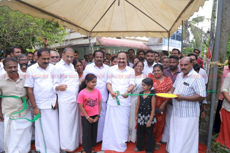 പറവൂർ ചിറ്റാറ്റുകരയിൽ മുഖ്യമന്ത്രി വി. ഡി. സതീശൻ വിവിധ റോഡുകൾ ഉദ്ഘാടനം ചെയ്തു
