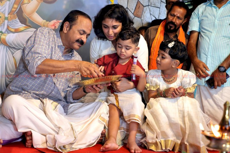 വിജയദശമി ദിനത്തിൽ കുരുന്നുകൾക്ക് ആദ്യാക്ഷരം പകർന്ന് മുഖ്യമന്ത്രി വി.ഡി. സതീശൻ