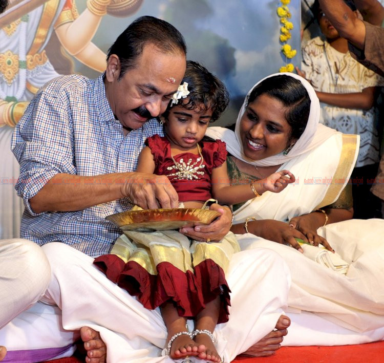 വിജയദശമി ദിനത്തിൽ കുരുന്നുകൾക്ക് ആദ്യാക്ഷരം പകർന്ന് മുഖ്യമന്ത്രി വി.ഡി. സതീശൻ