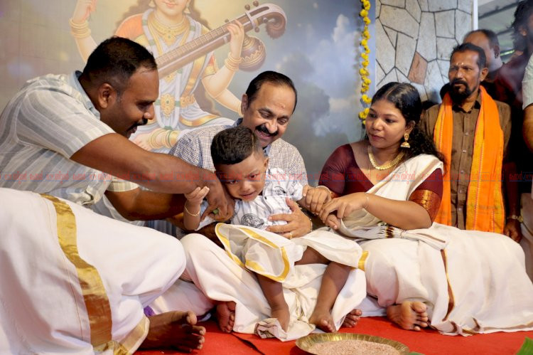 വിജയദശമി ദിനത്തിൽ കുരുന്നുകൾക്ക് ആദ്യാക്ഷരം പകർന്ന് മുഖ്യമന്ത്രി വി.ഡി. സതീശൻ