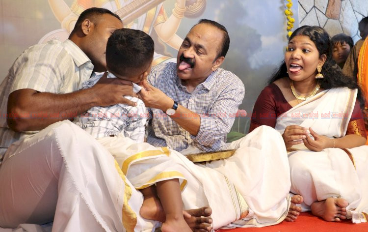 വിജയദശമി ദിനത്തിൽ കുരുന്നുകൾക്ക് ആദ്യാക്ഷരം പകർന്ന് മുഖ്യമന്ത്രി വി.ഡി. സതീശൻ