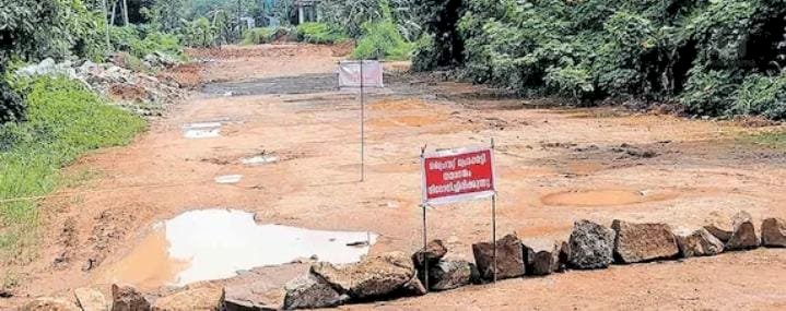 തങ്കളം കോഴിപ്പിള്ളി ബൈപാസ് തർക്കം രൂക്ഷം സ്ഥലം വിട്ടുനൽകില്ലെന്ന് ദമ്പതികൾ, റോഡ് അടച്ചുപൂട്ടി