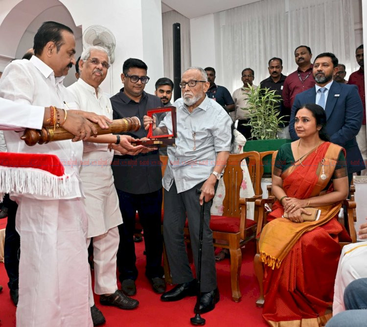 കേരള പുരസ്‌കാരങ്ങൾ വിതരണം ചെയ്തു ഡോ. എം.ആർ. രാഘവവാര്യർക്ക് കേരള ജ്യോതി