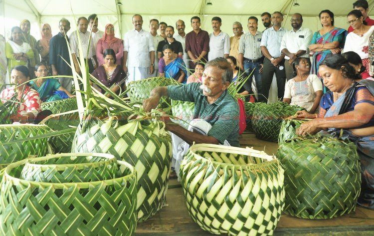 സ്‌കൂൾ കായികമേളയ്ക്ക് ഹരിത വരവേൽപ്പ് കൗതുകമായി വല്ലം മെടയൽ മത്സരം