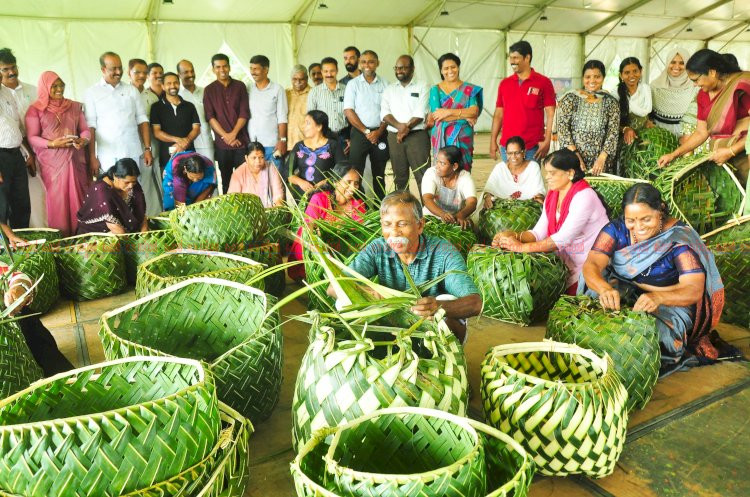 സ്‌കൂൾ കായികമേളയ്ക്ക് ഹരിത വരവേൽപ്പ് കൗതുകമായി വല്ലം മെടയൽ മത്സരം