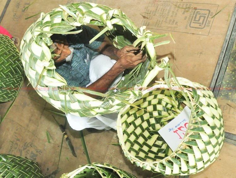 സ്‌കൂൾ കായികമേളയ്ക്ക് ഹരിത വരവേൽപ്പ് കൗതുകമായി വല്ലം മെടയൽ മത്സരം