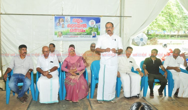 സ്‌കൂൾ കായികമേളയ്ക്ക് ഹരിത വരവേൽപ്പ് കൗതുകമായി വല്ലം മെടയൽ മത്സരം